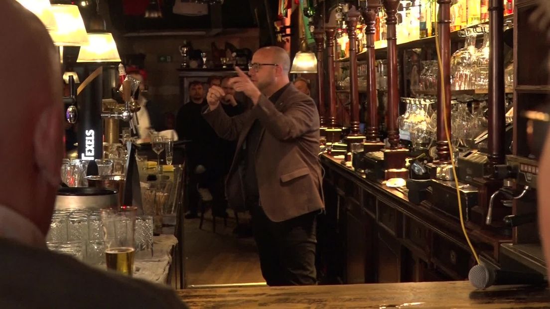 Magie aan de toog: goochelaars strijden in Emmen om Nederlandse titel bargoochelen