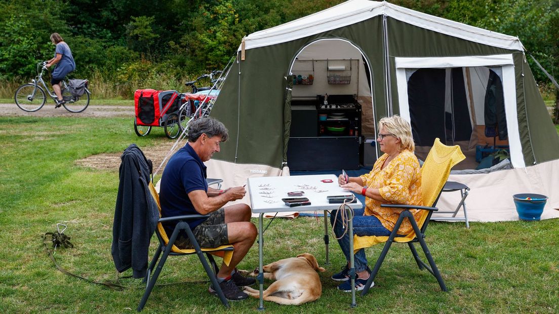 Kampeerders voor hun tent