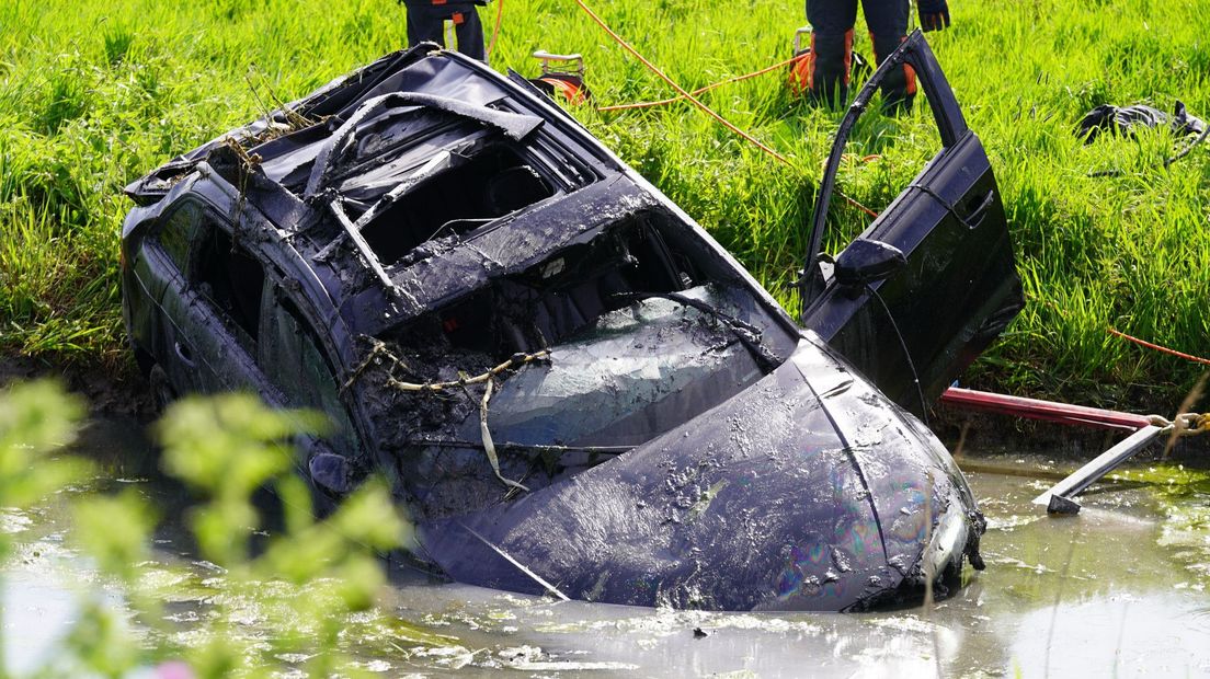 De auto lag ondersteboven in de sloot en is total loss