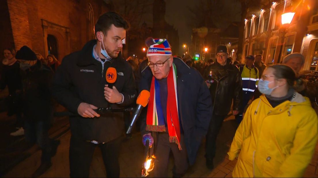 Jan Wigboldus wordt tijdens de fakkeltocht geïnterviewd door RTV Noord-verslaggever Tristan Braakman