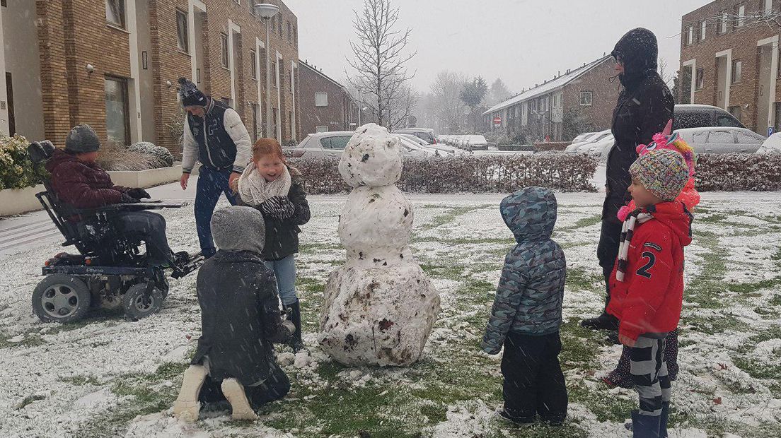 Er ligt net genoeg sneeuw om een sneeuwpop te maken (Rechten: Persbureau Meter)