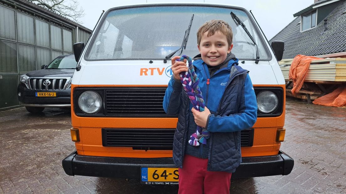 Robin met zijn zelfgemaakte hondenspeeltjes