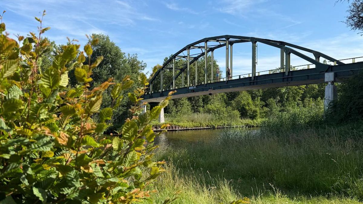 Tieners springen van metershoge brug Twentekanaal in: 'Levensgevaarlijk'