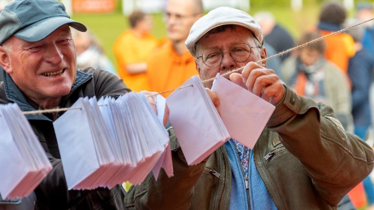 Groningen viert Koningsdag: Sport en spel in Midwolda • Burgemeester luidt Martini-klokken