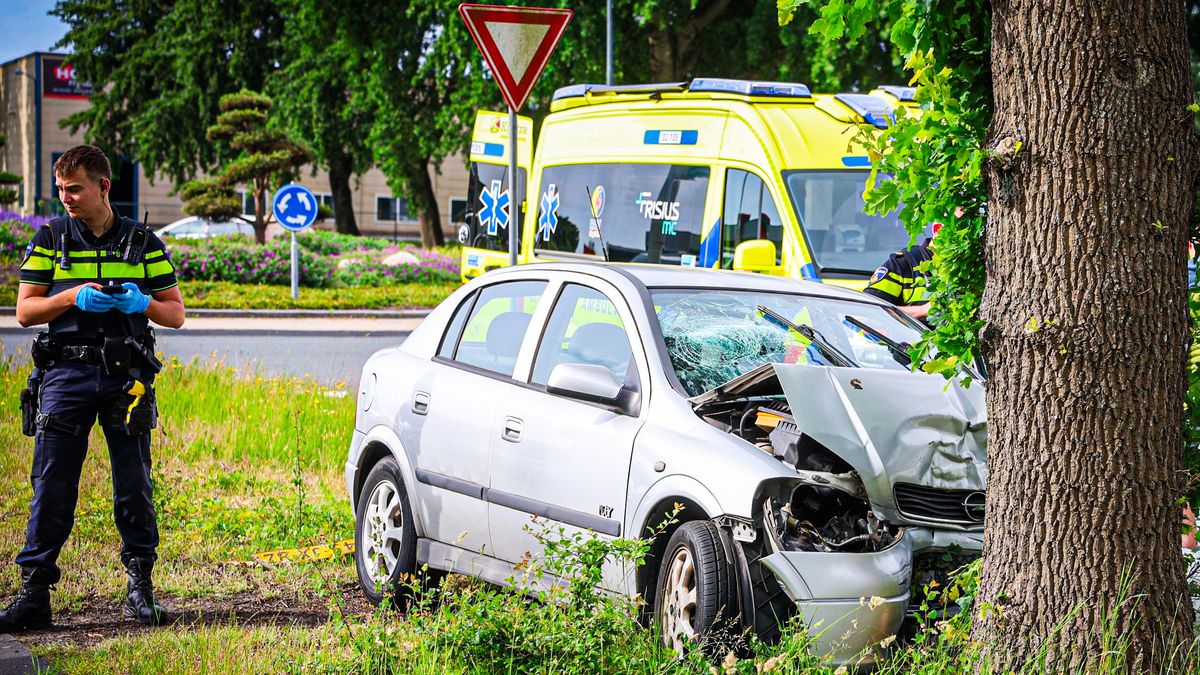 Auto botst tegen een boom in Drachten | Vanmiddag code geel voor zware buien, mogelijk met hagel