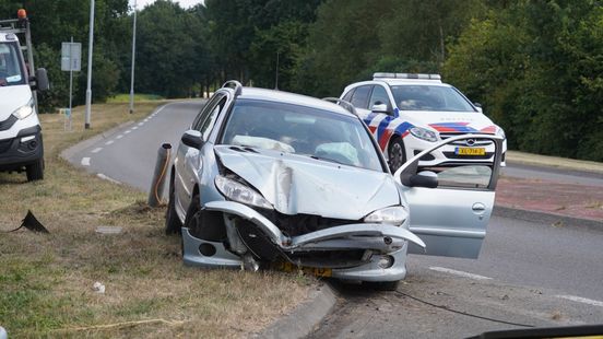 Eenzijdig ongeval op N386, slachtoffer mee met ambulance. Eenzijdig ongeval op N386, slachtoffer mee met ambulance.