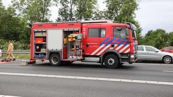 Auto eindigt op zijkant naast bushokje na eenzijdig ongeval in Ysselsteyn. Auto eindigt op zijkant naast bushokje na eenzijdig ongeval in Ysselsteyn.