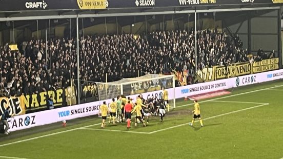 LIVE | Duel Vitesse ligt stil na rood en voorwerpen op het veld