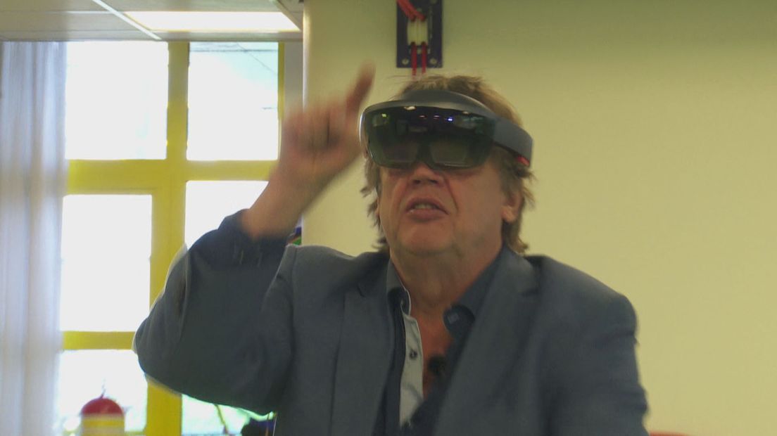Henk speelt met een augmented reality bril