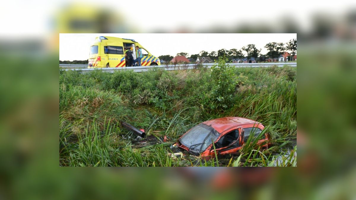 Auto belandt in sloot bij Donkerbroek, bestuurster gewond