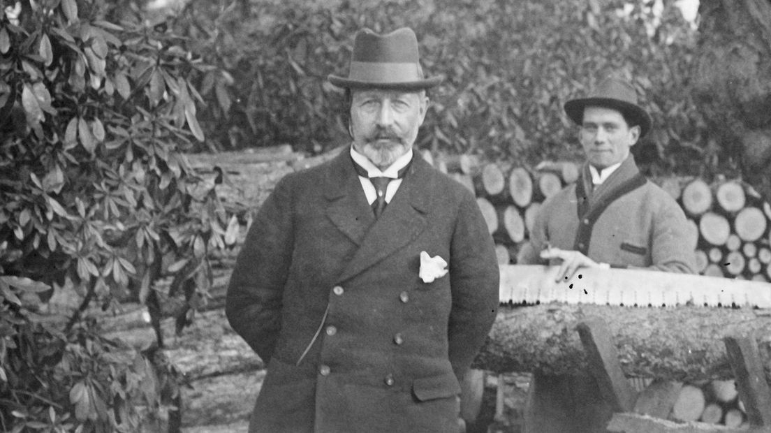 Keizer Wilhelm II in de tuin van kasteel Amerongen