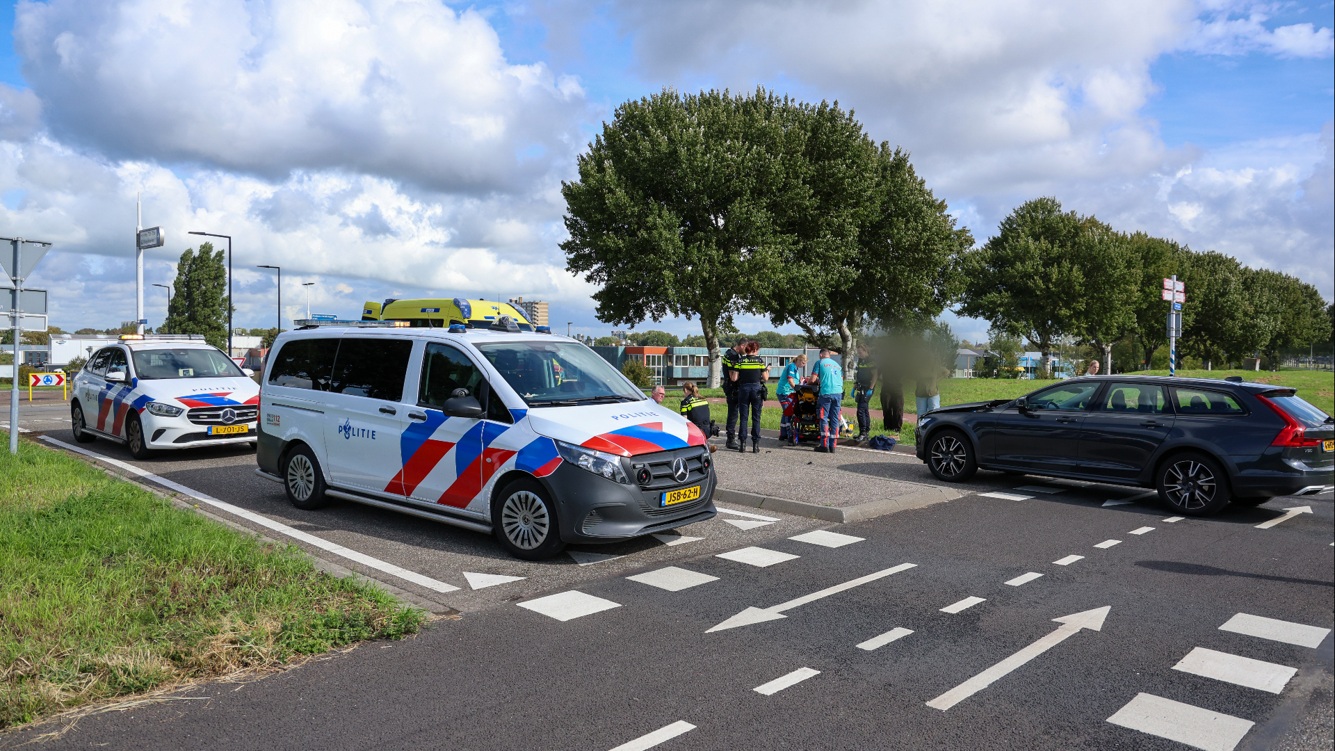 De fietser is meegenomen naar het ziekenhuis