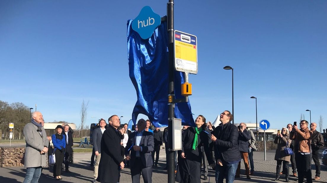 De onthulling van het eerste hub-bord op het knooppunt bij Gieten