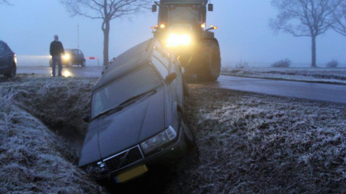 Bij Een-West belandde een automobilist in een sloot (Rechten: van Oost Media)