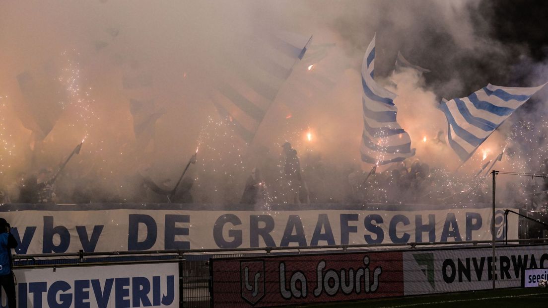Vuurwerk bij een wedstrijd van De Graafschap