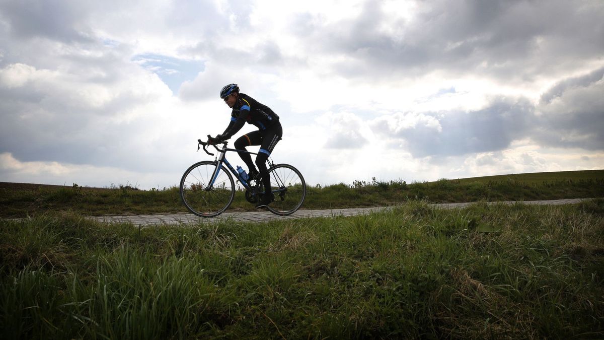 Vrouw twee keer in borsten geknepen door wielrenner