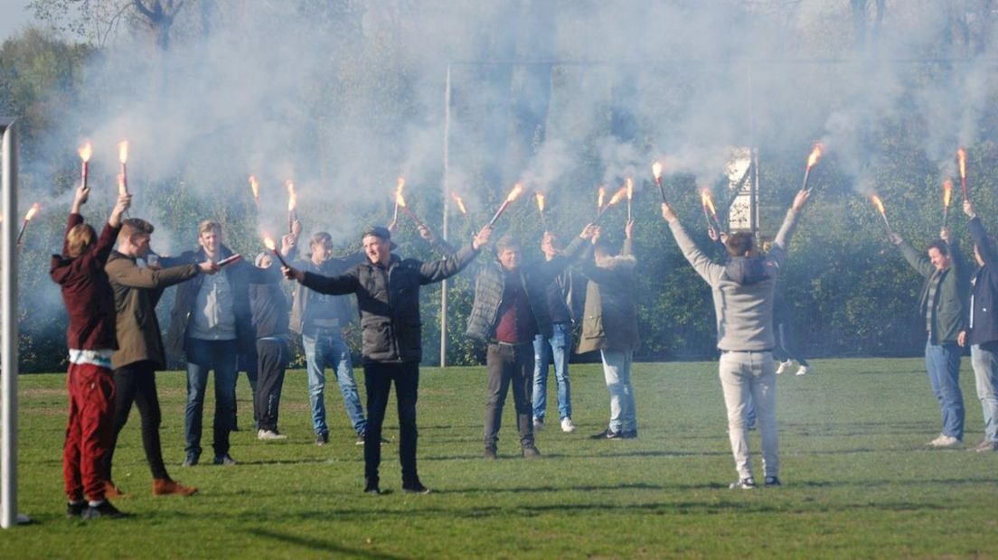 Fans ATC'65 steken fakkels af