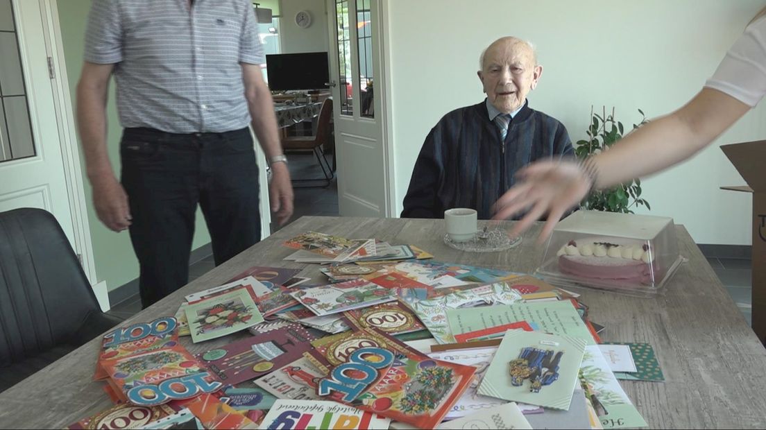 De 100-jarige Hein Haverkamp kreeg tweehonderd verjaardagskaarten uit de hele wereld