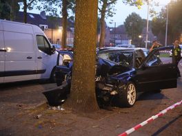 112 Nieuws: Automobiliste rijdt met drank op tegen boom in Zwolle , twee gewonden