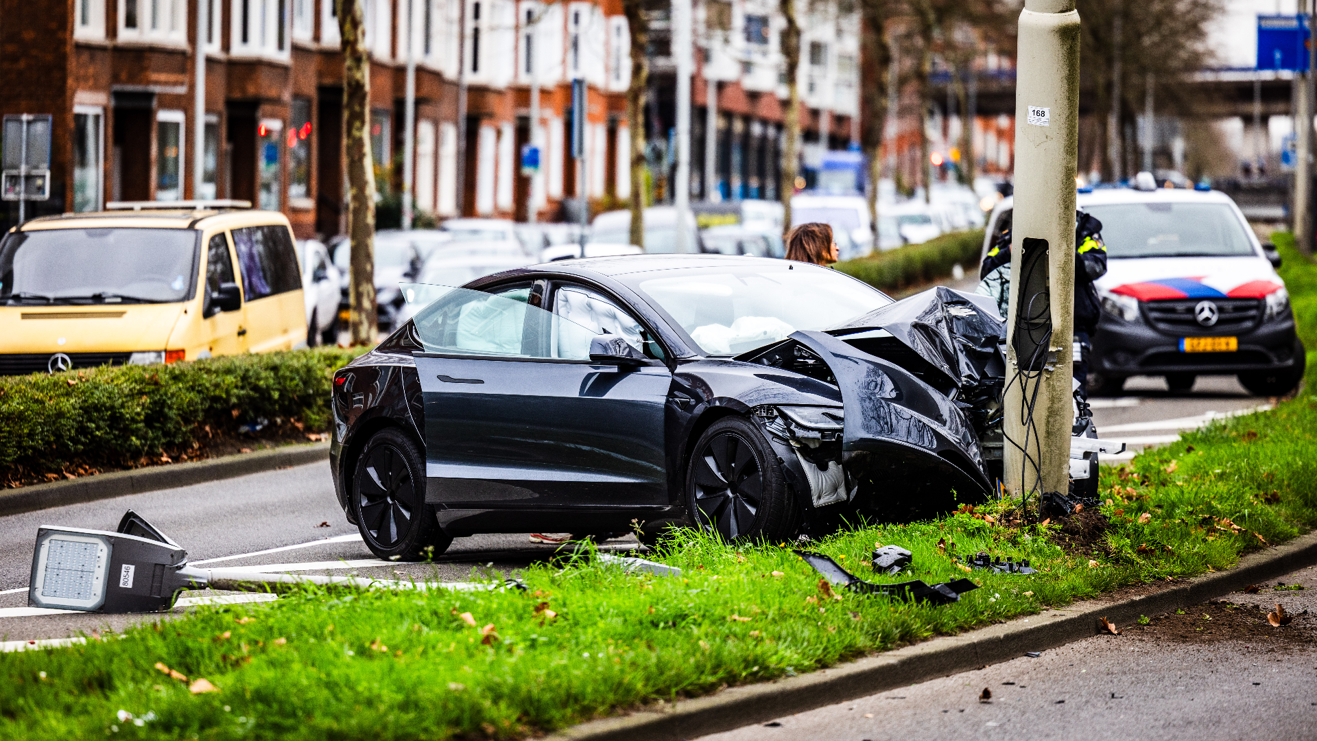 Op de Gordelweg in Rotterdam is donderdagochtend een dure tesla via een betonblok tegen een lantaarnpaal gereden.