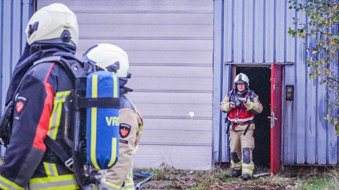 De brandweer in actie bij het pand in Roden