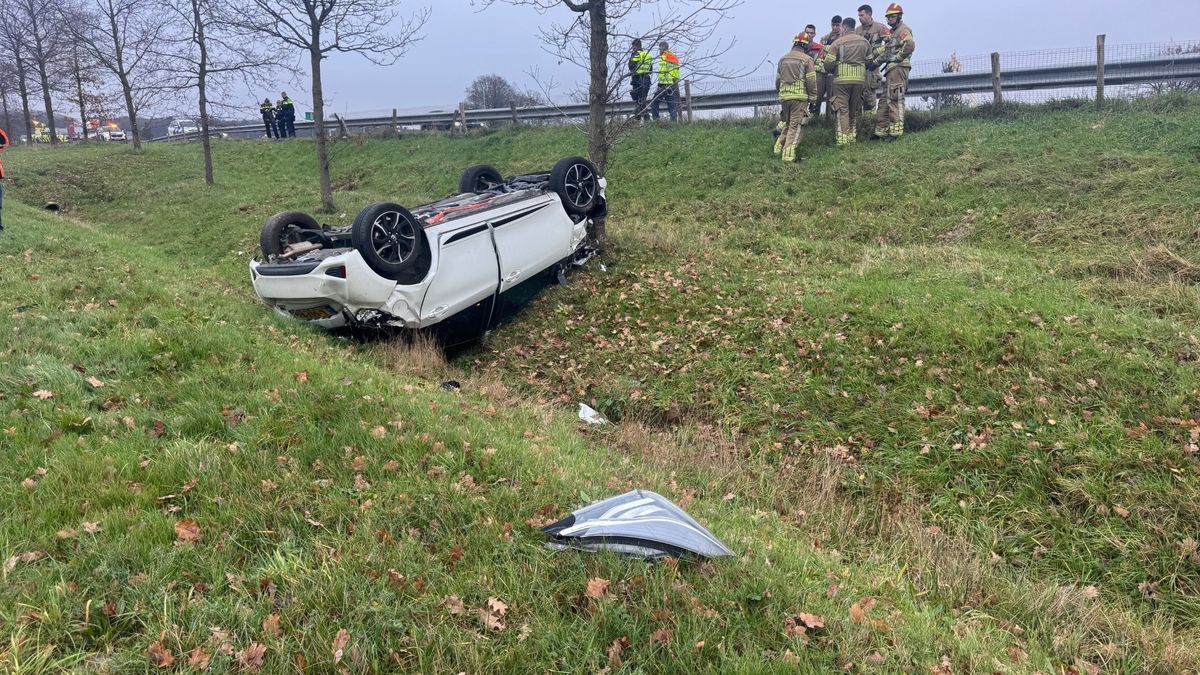 Bestuurder belandt op de kop naast de weg bij Sint Joost: gewond naar ziekenhuis