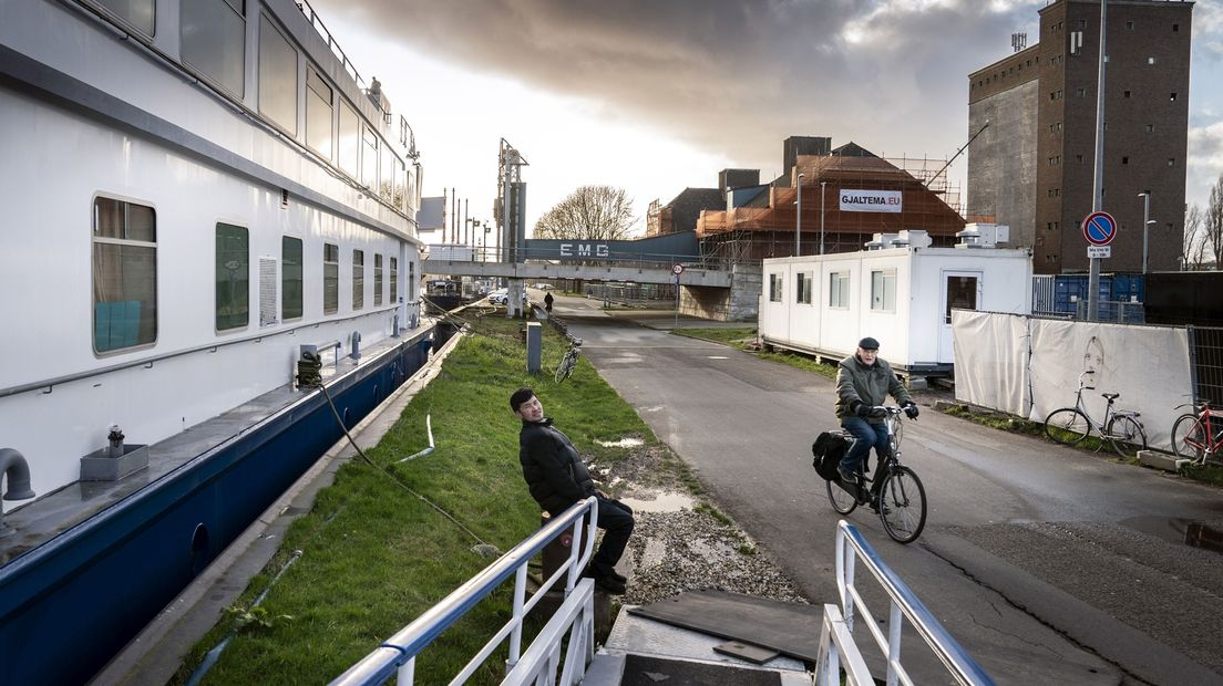 De asielboot in het Eemskanaal van Groningen