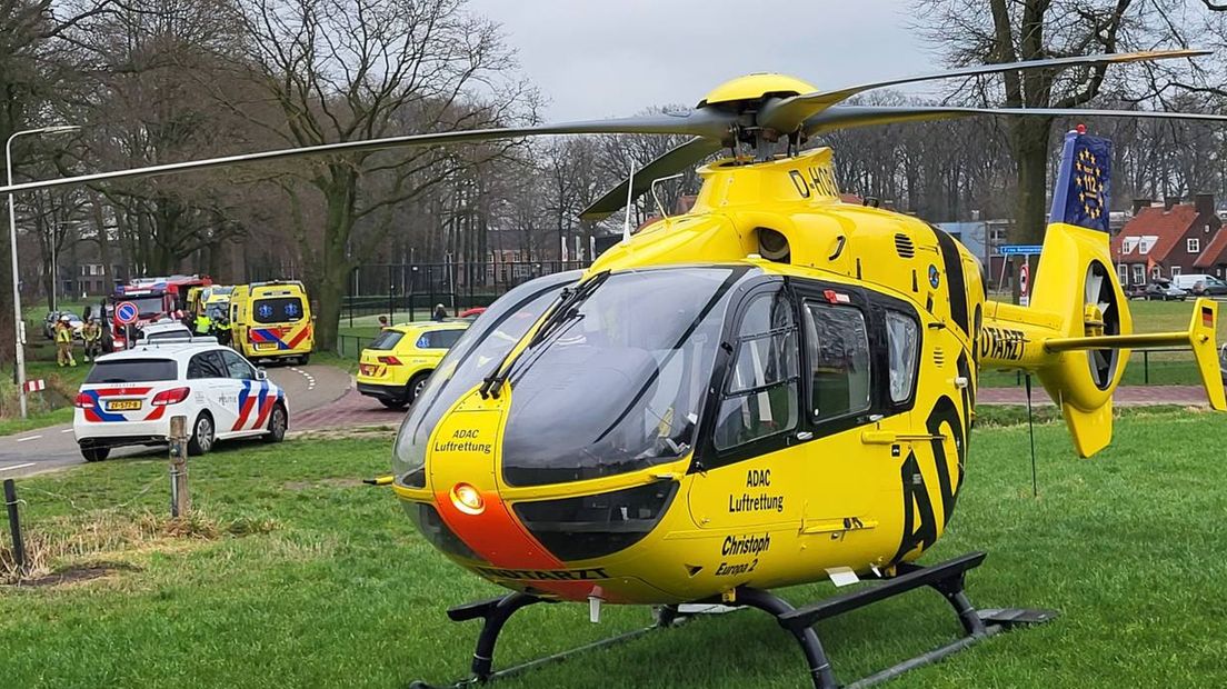 Traumahelikopter geland in Tubbergen voor medische hulpverlening na ernstig verkeersongeluk