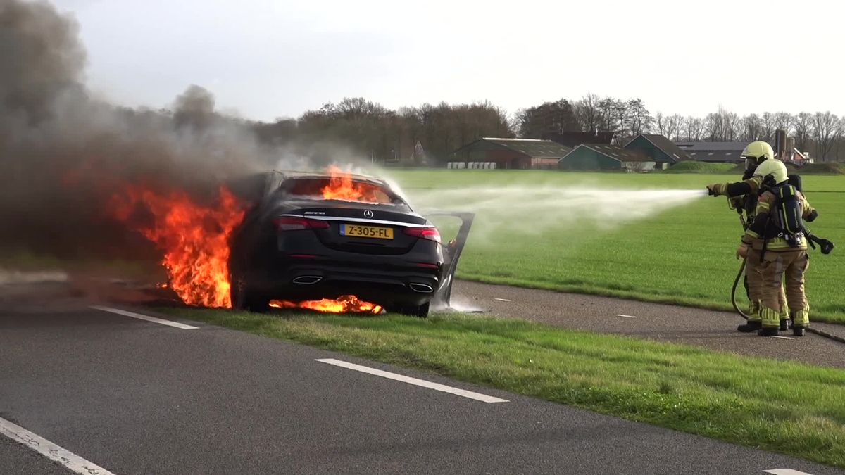 Brandweer blust autobrand in Bruchterveld