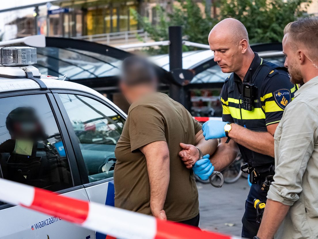 Aanhouding door politie bij metrostation Vlaardingen.