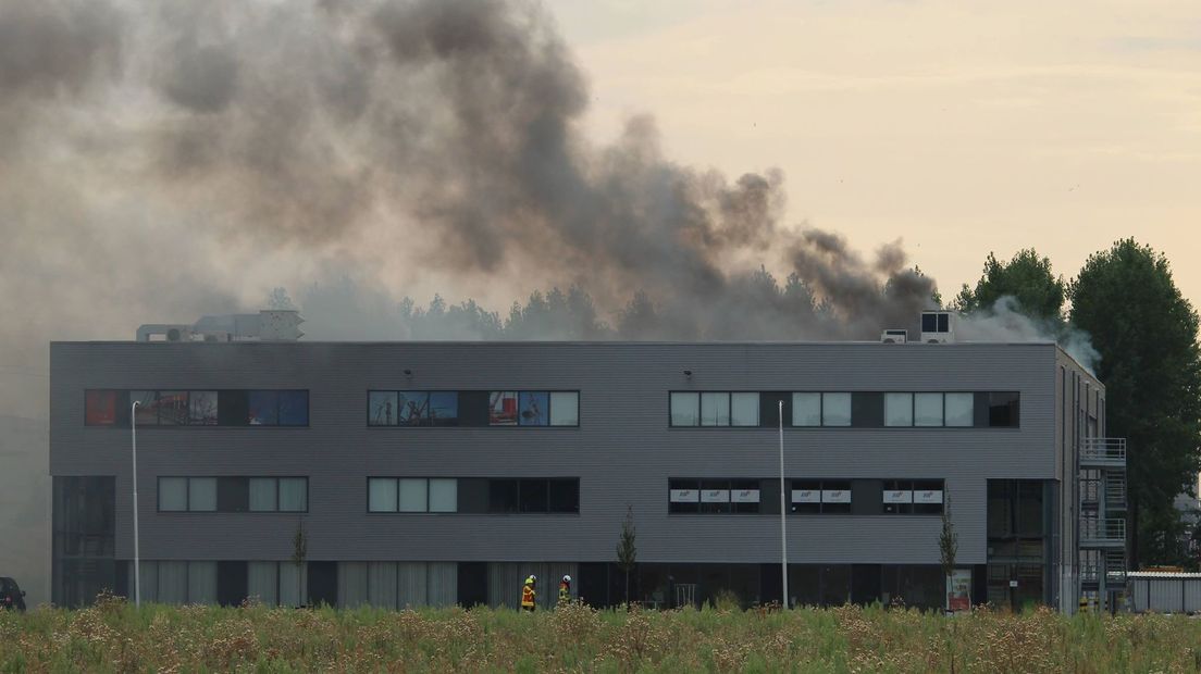 De dakbedekking van het pand stond in brand