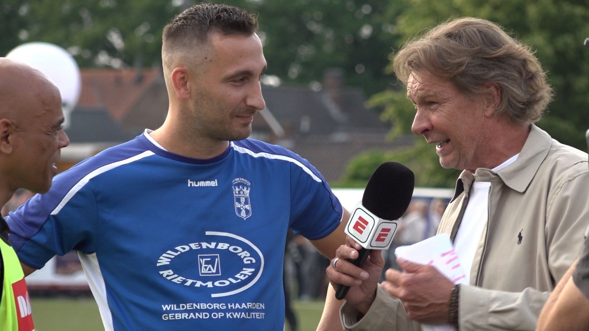 Hans Kraay jr. interviewt Glenn Helder en een speler van Rietmolen
