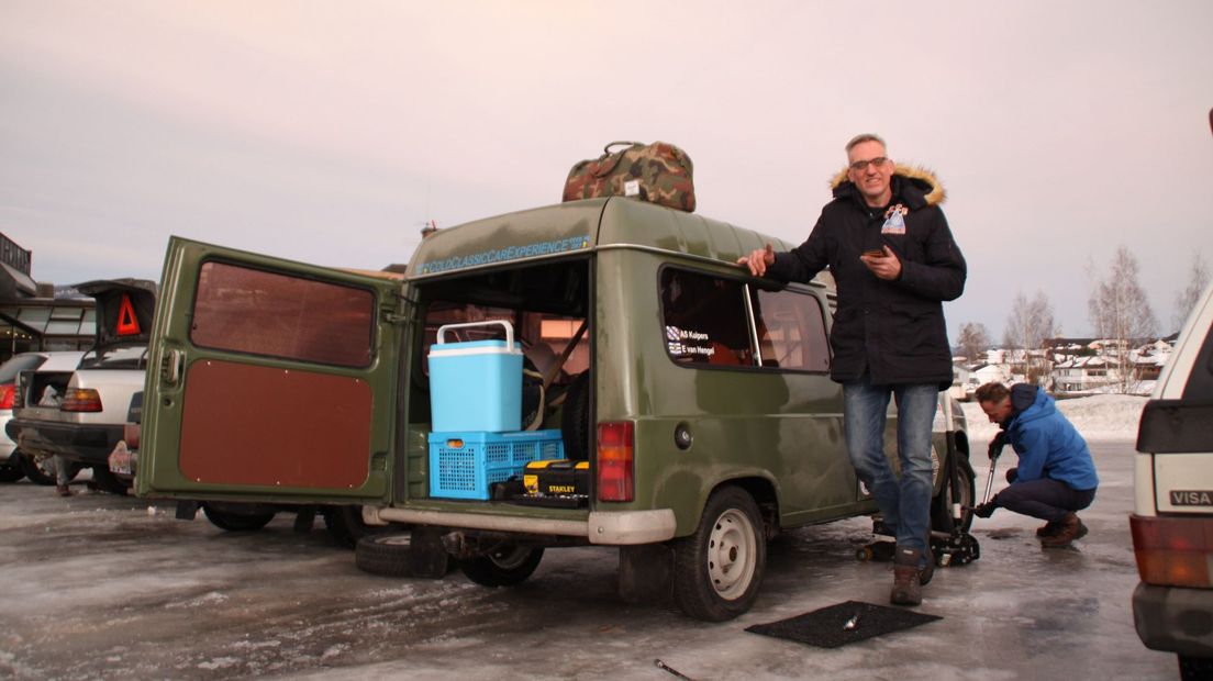 Erik van Hengel bij zijn oude auto in Noorwegen