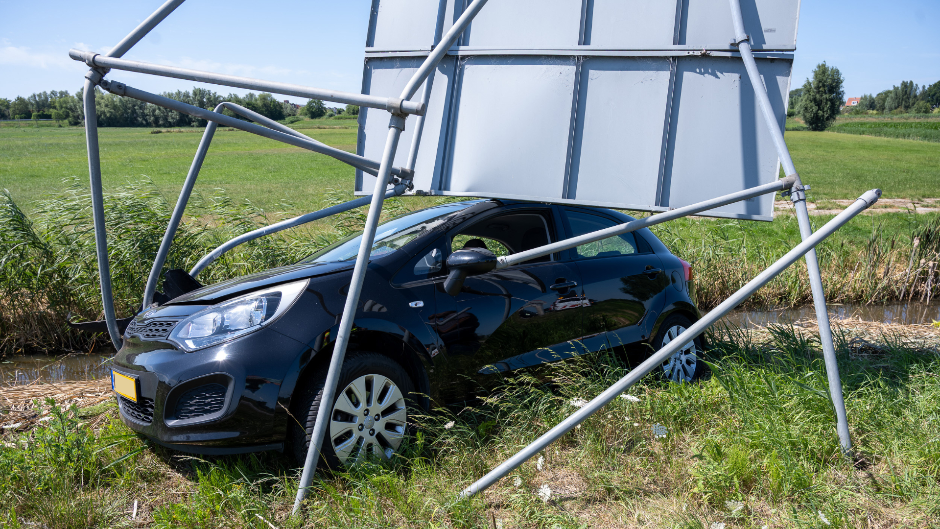 Automobilist vliegt uit de bocht en ramt verkeersbord