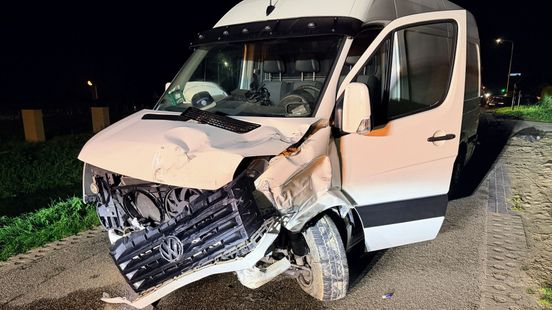 Ravage na botsing op kruising, slachtoffer met spoed weggebracht