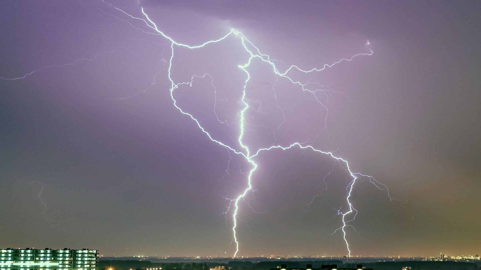 KNMI Waarschuwt Voor Onweer, Veel Regen In Korte Tijd En Hagel - RTV Noord