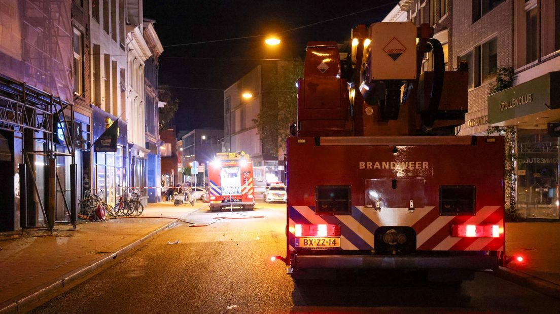 De brandweer is met meerdere wagens ter plaatse in de Herestraat