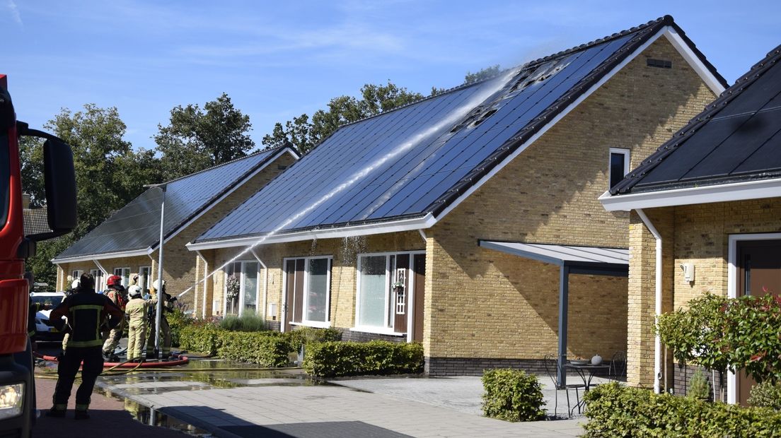 Brand op een dak vol zonnepanelen in Roden