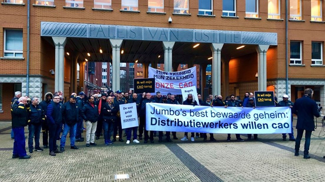 Medewerkers van Jumbo verzamelden zich bij de rechtbank in 's-Hertogenbosch (Rechten: Omroep Brabant)