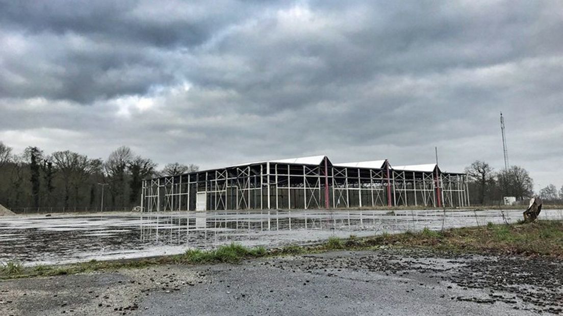 Het terrein waar de supermarkt moet komen.