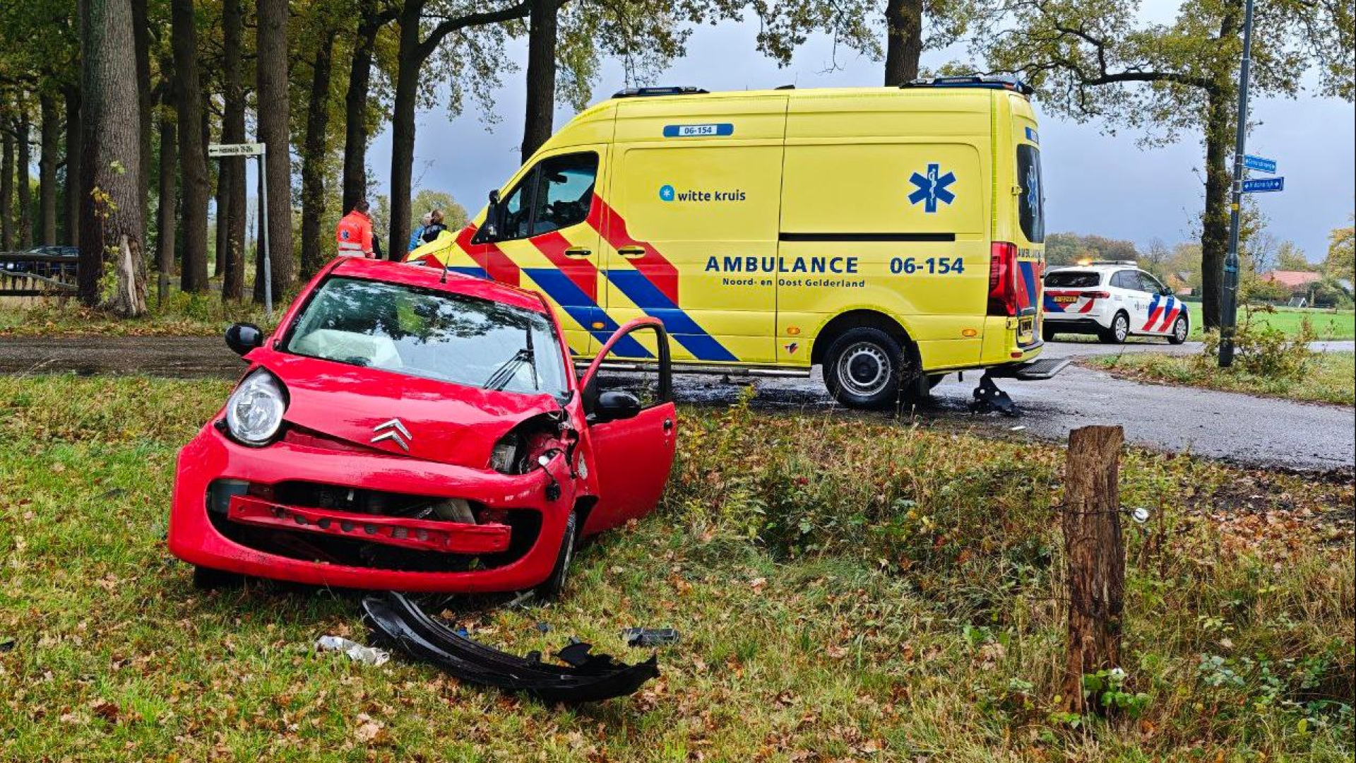 Hoofdwond na botsing op kruising.