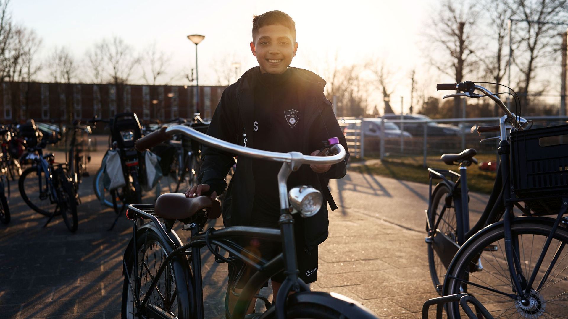 Benefiets helpt kinderen zonder fiets, maar zoekt dringend nieuwe locatie.