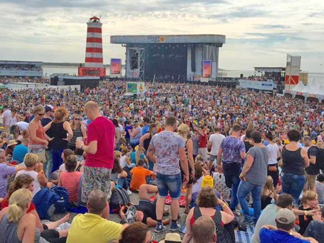 Concert at SEA op de Brouwersdam in betere tijden. Komt dit beeld straks weer terug?