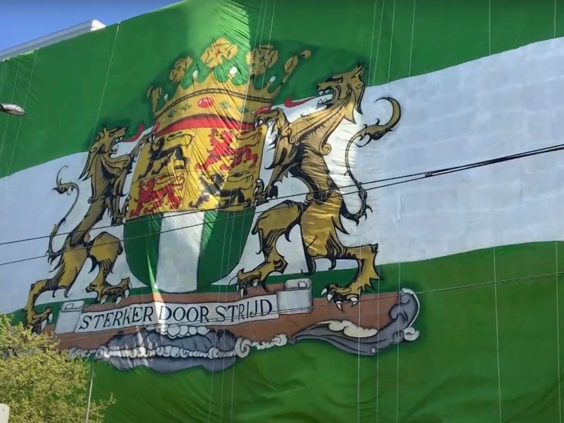 mei 2017: sterker door strijd op enorme vlag gemaakt door Feyenoordsupporters