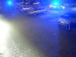 Twee mogelijke uithalers rennen uit de vluchtauto.