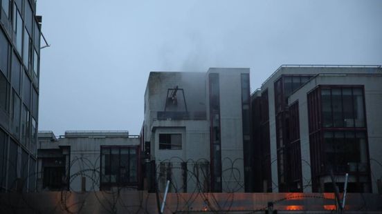 Rookwolken uit verlaten Centraal Beheer-pand