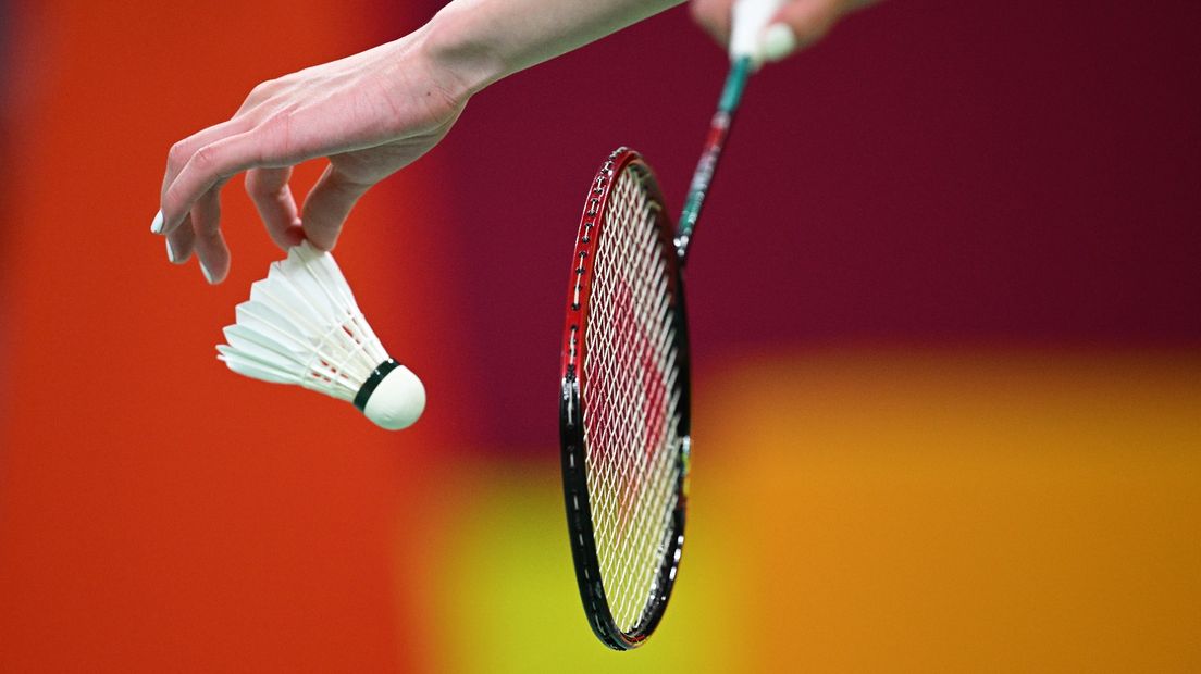 Een shuttle en badmintonracket