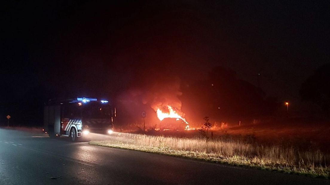 Auto vliegt tijdens rijden in brand bij Weijerswold