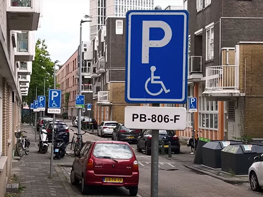 Een straat vol met parkeerplaatsen voor invaliden