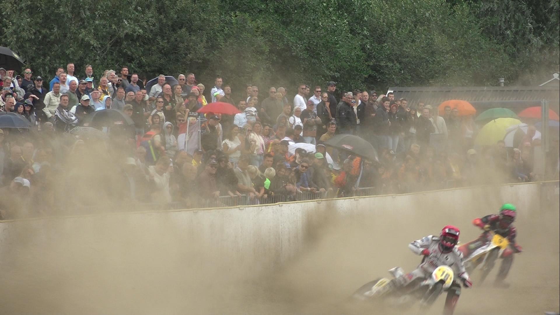 Spektakel bij de grasbaanraces van Eenrum